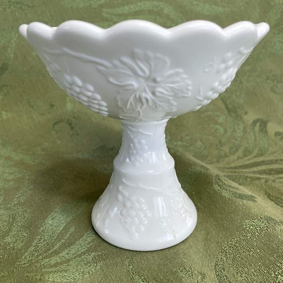 Milk glass vintage candy dish. Grapes and vine on cup and pedestal. - Picture 2 of 8